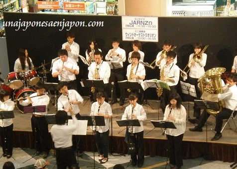 mini concierto estudiantes secundaria okinawa japon