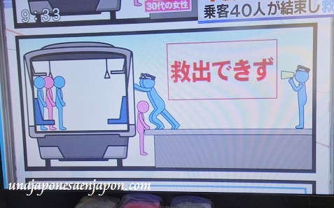 pasajeros salvan a una mujer atrapada entre el tren y el anden japon 3
