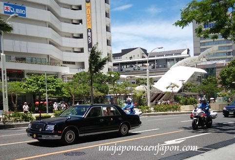visita-emperadores-de-japon-a-okinawa-tsushima-maru-parque-de-la-paz-ofrenda-floral