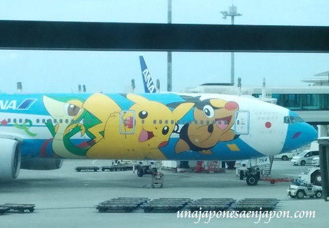 avion-pokemon-aeropuerto-naha-okinawa-japon