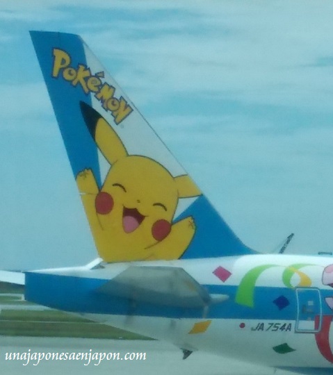 avion-pokemon-aeropuerto-naha-okinawa-japon