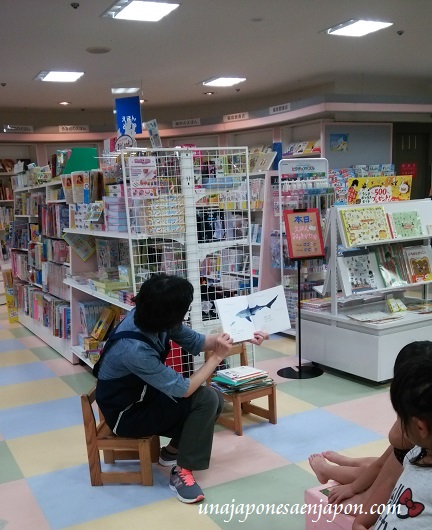 leer-libros-en-voz-alta-libreria-本の読み聞かせ-okinawa-japon